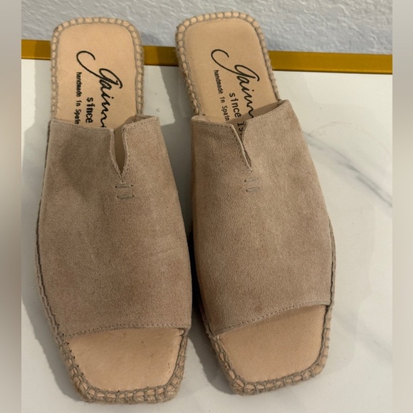 Elegant Tan Suede Espadrille Slip-Ons - Picture 4 of 6